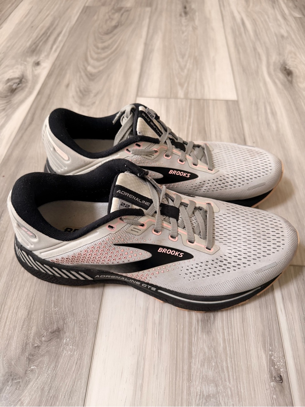 Brooks Adrenaline GTS 22 Running Shoes Gray Pink Black Women’s Size 10.5B